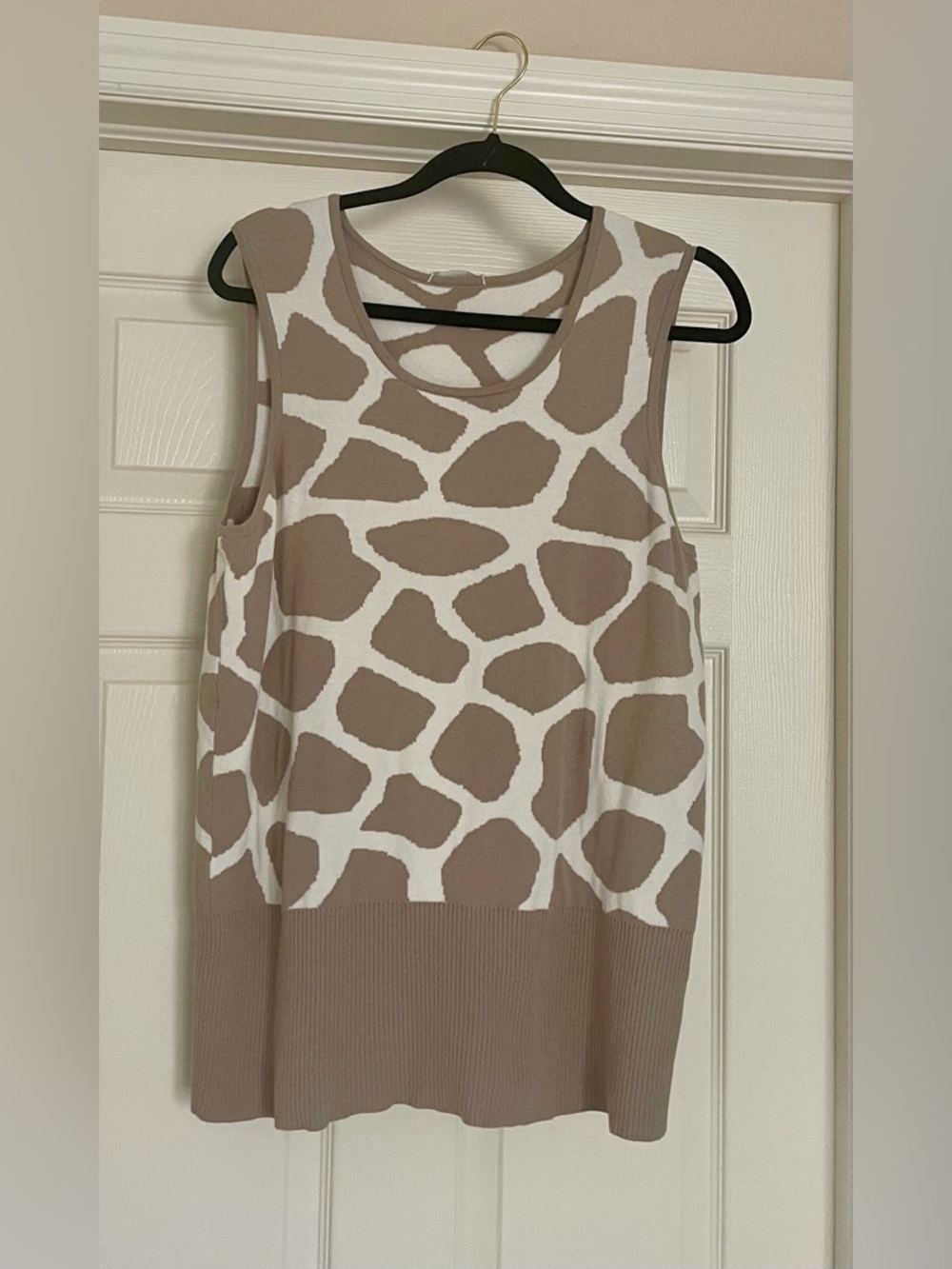 Doncaster Giraffe Round Neck Tank Top
